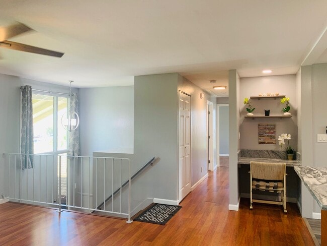 Building Photo - Spacious upstairs unit. Large Living area. Parking Available