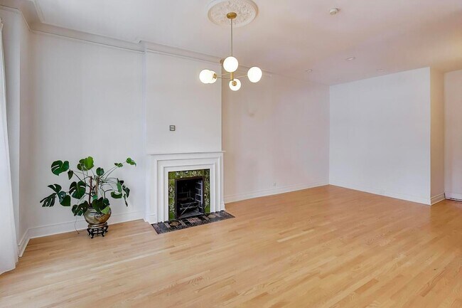 Building Photo - 1402 N La Salle Dr