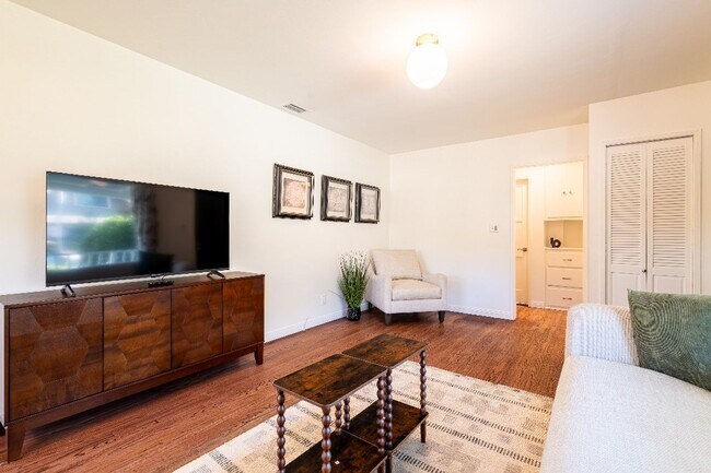 Building Photo - Charming Bungalow with King Size Bed