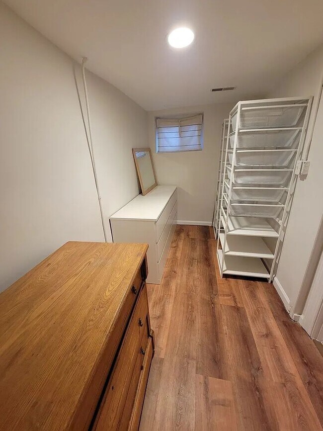Building Photo - An exceptionally large and well-appointed 1BR 1BA with ALL utilities near Georgetown