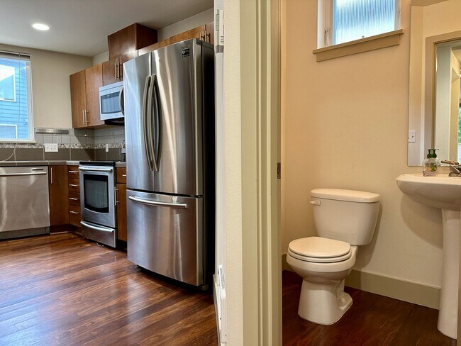 Building Photo - Enjoy pets and parking at this ideal townh...