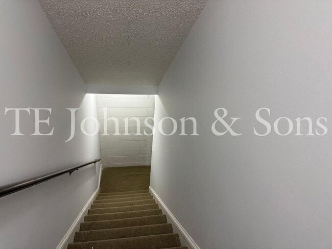 Building Photo - Spacious 3BR Home with Vaulted Ceilings, Gas Logs & Two Car Garage in Winston-Salem