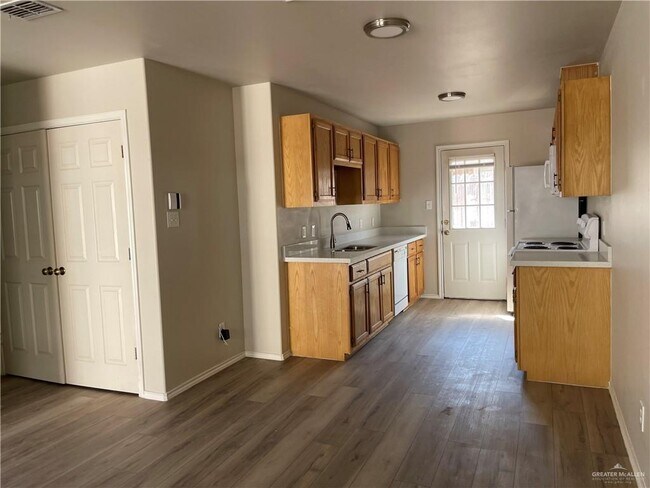 Building Photo - 13 Dora Jeanne Dr