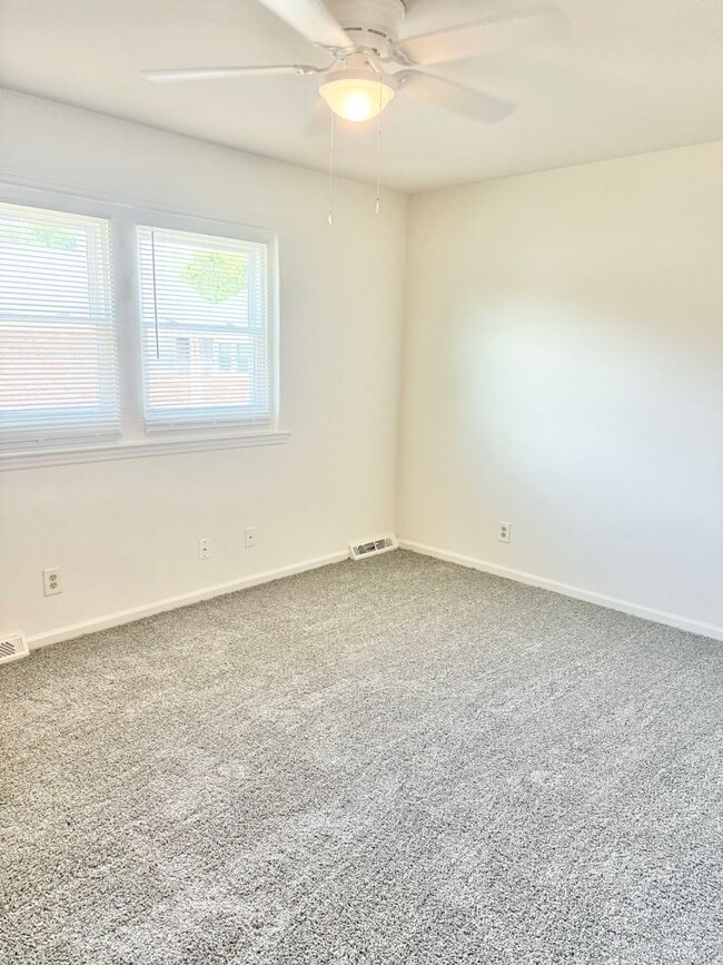 Building Photo - Adorable 2 Bedroom Convenient to I-29, Shopping & More!