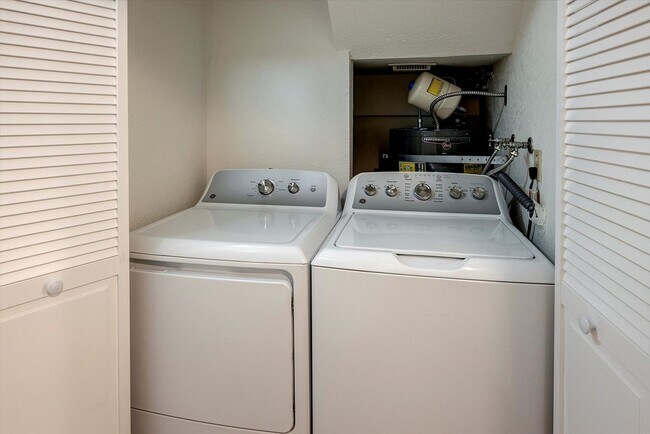 Building Photo - Updated 2 bed Downtown Redmond Condo w/Pool and EV Charging