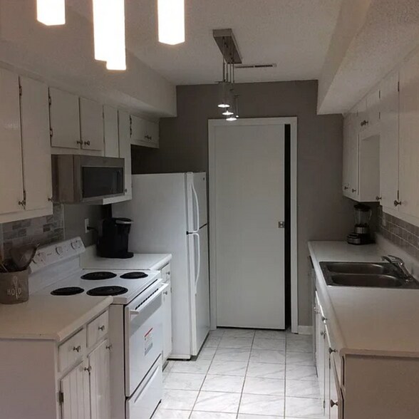 Kitchen 1 - 2225 Golf Rd SW