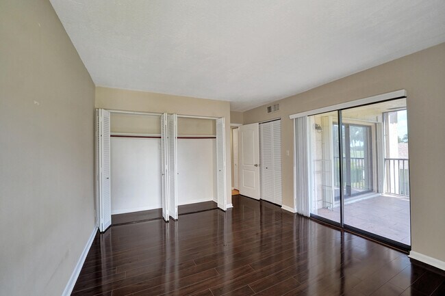 Building Photo - 200 Jacaranda Country Club Dr