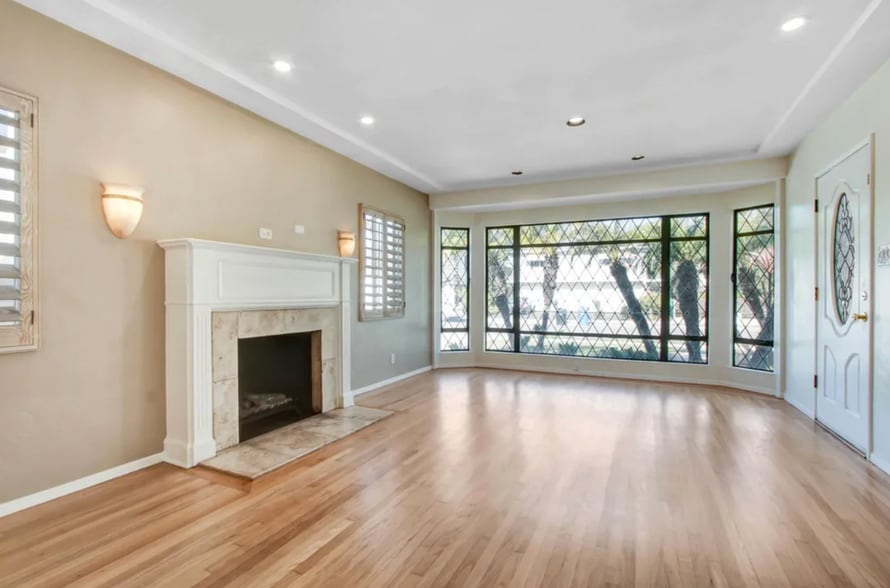 Building Photo - 10832 Huston St