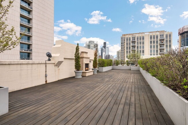 Building Photo - 758 N Larrabee St