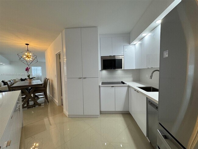 Building Photo - 999 Brickell Bay Dr