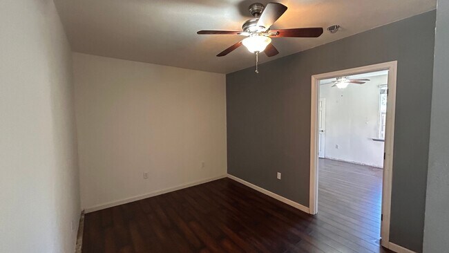 Building Photo - 1337 W Orangeburg Ave