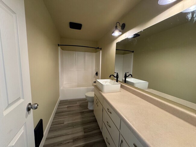 Building Photo - 3-Bedroom, 1-Bathroom Duplex Near Coburg Road