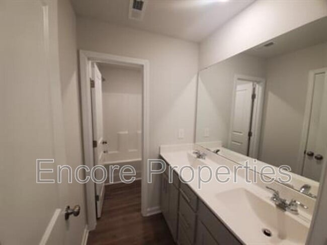 Building Photo - 208 Abercorn Way