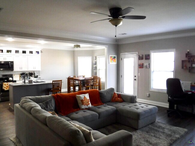 Building Photo - 201 Deven Ct