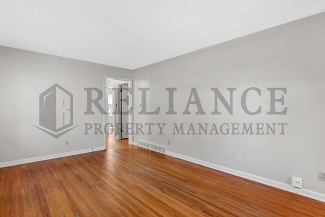 Building Photo - 921 S Royal Rd