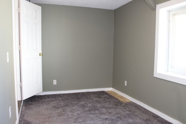 Building Photo - 3 Bedroom - one level