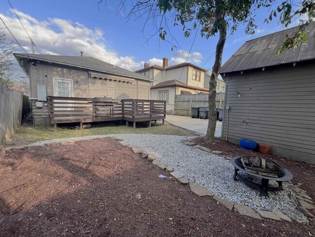 Building Photo - 897 S Cox St