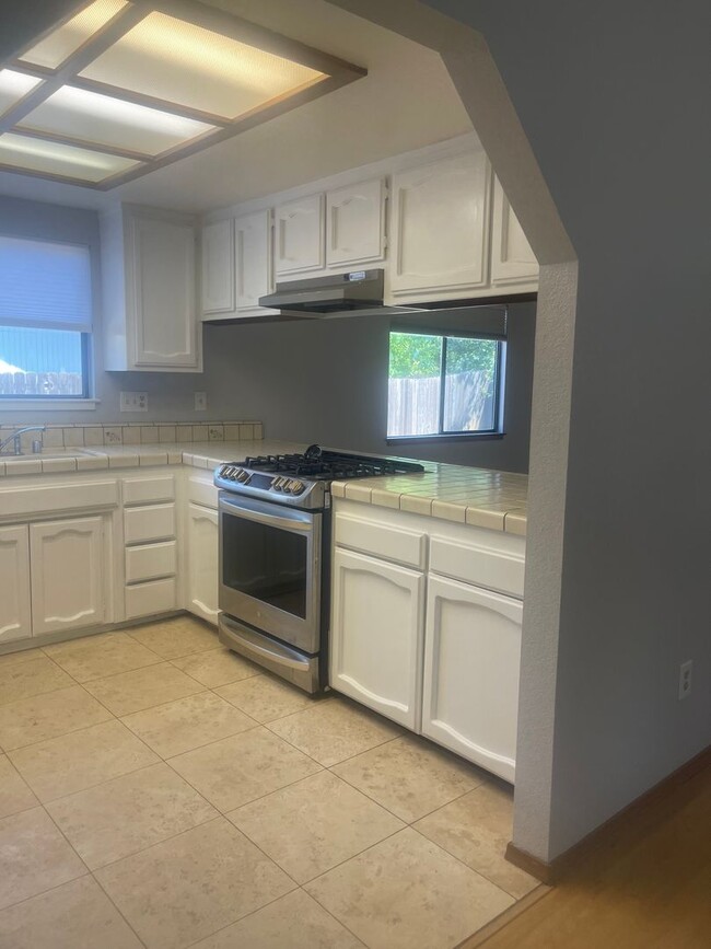 Building Photo - 651 Country Oak Dr