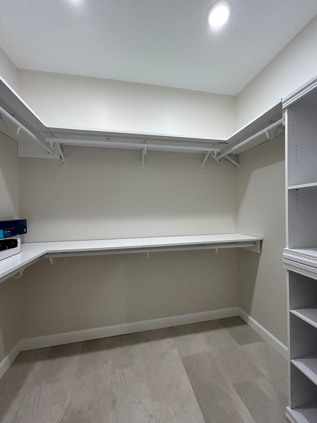 Building Photo - 1112 Reserve St N