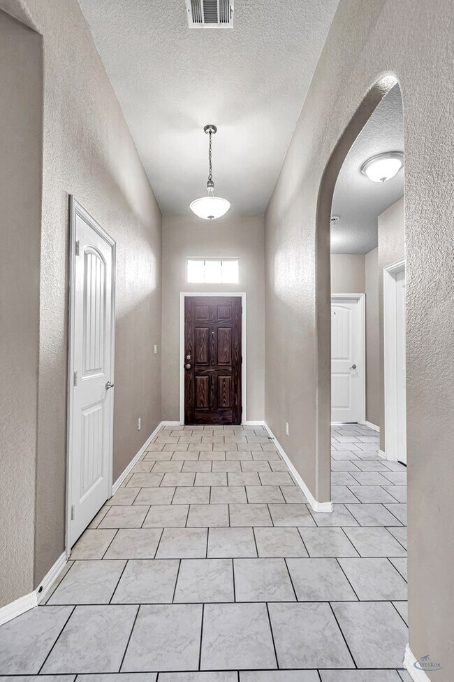 Building Photo - 5 Brooks Ranch Rd