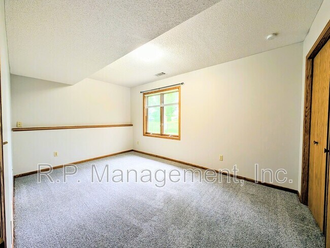 Building Photo - 940 Jefferson Ln