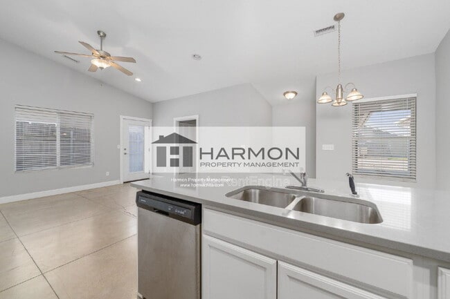 Building Photo - 5326 N Hillside St