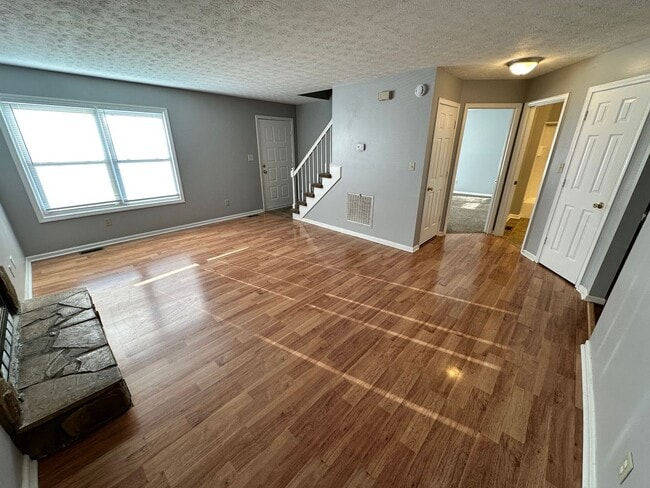 Building Photo - Nice 3 BR, 2 Bath Home! HW & Carpet Floors, Attached Garage, Fenced Backyard, Pets Ok!