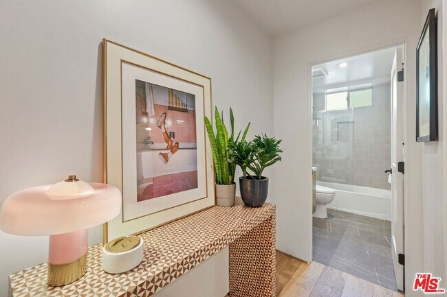 Building Photo - 838 N Mansfield Ave