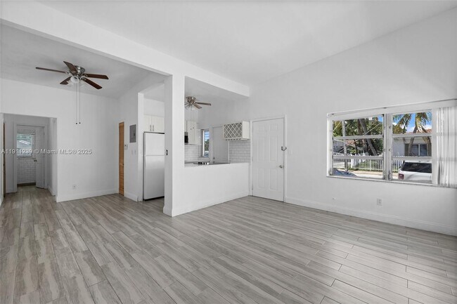 Building Photo - 8135 Crespi Blvd