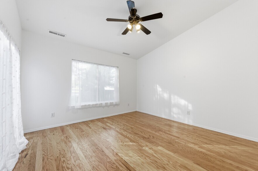 Building Photo - 763 Spring Lake Dr