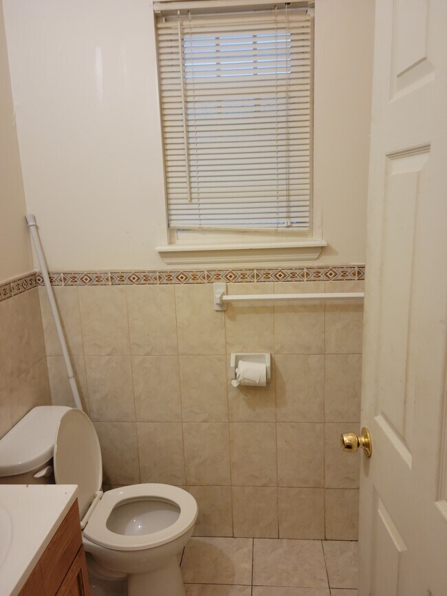 Building Photo - 102 11th Ave W