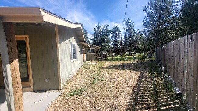 Building Photo - 4 bedroom 3 bath horse property- 6 acres i...