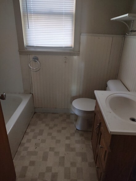 Building Photo - 823 S Hall