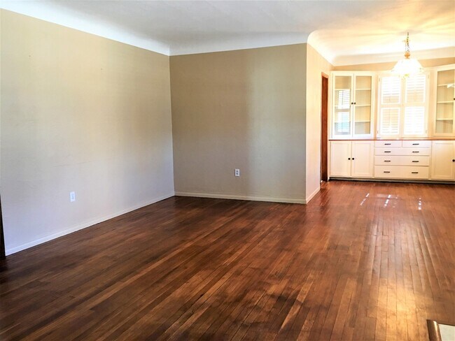 Building Photo - 2 Bed 1.5 Bath | Single Story | Nob Hill L...
