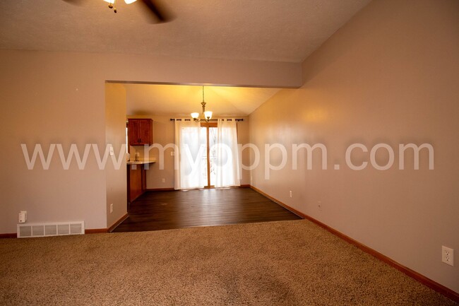 Building Photo - Must See! Well maintained 3 Bedrooms 2.5 B...
