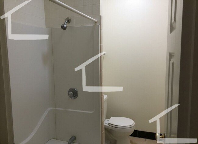 Building Photo - 3 bed1bath unit in Fenway is available in 9/1