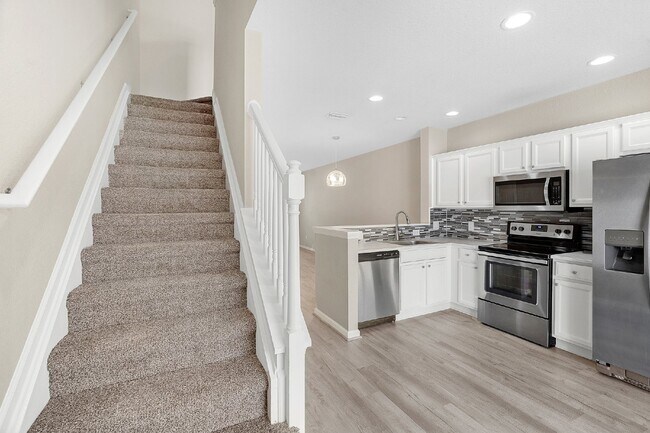 Building Photo - **NEWLY REMODELED ** MAINTENANCE FREE TOWNHOME/ NO APPLICATION FEES**