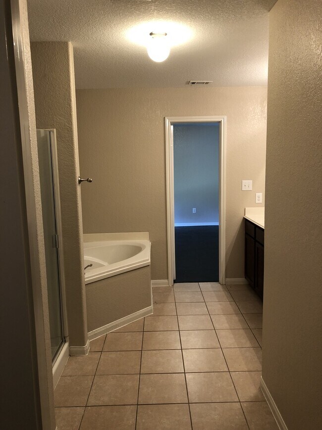 Building Photo - "Hard to Find" Roomy 1-story in Luckey Ran...