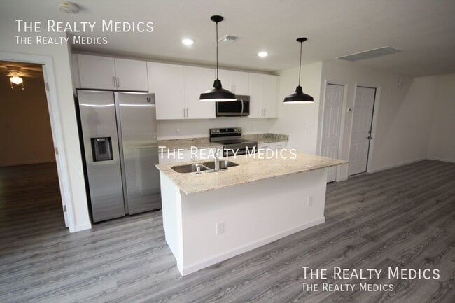 Building Photo - 182 Hillock Ave NW