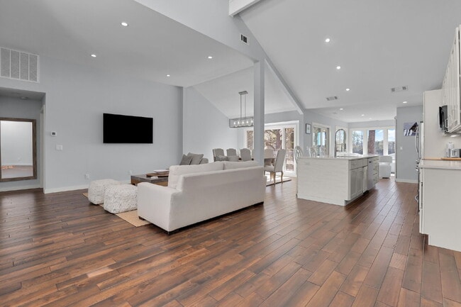 Building Photo - "Coastal Comfort Awaits: Spacious 3-Bed, 3-Bath Furnished Retreat in Moss Creek on the Marsh!"