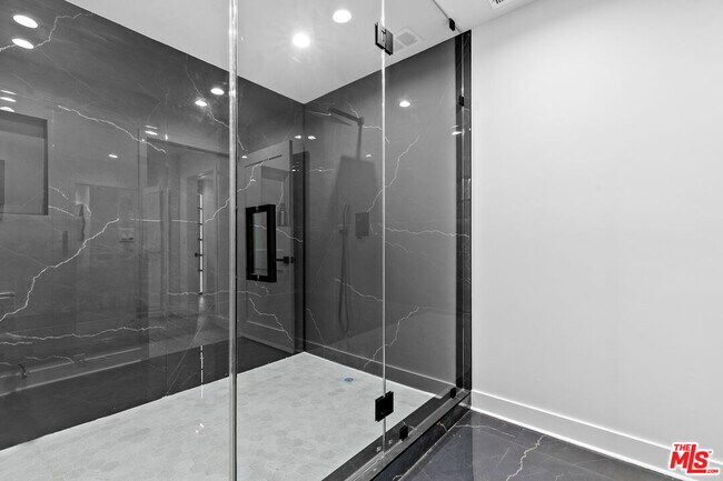 Building Photo - 18101 Green Meadow Dr