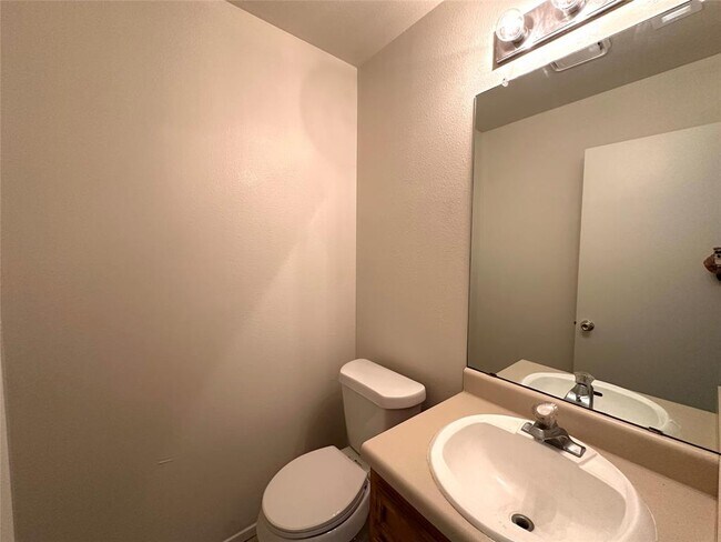 Building Photo - 2203 Creekside Ln