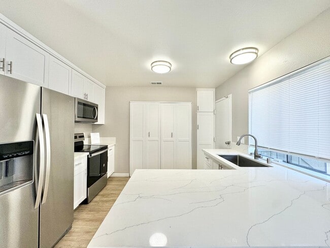 Building Photo - Beautiful 4Bd/2Ba located in Mira Mesa!