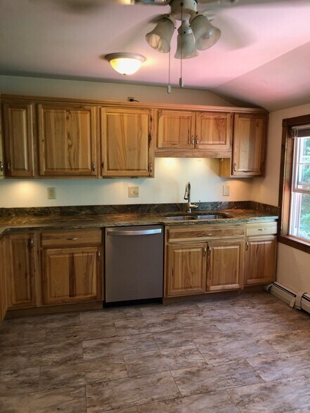 Building Photo - 686 Sebago Rd