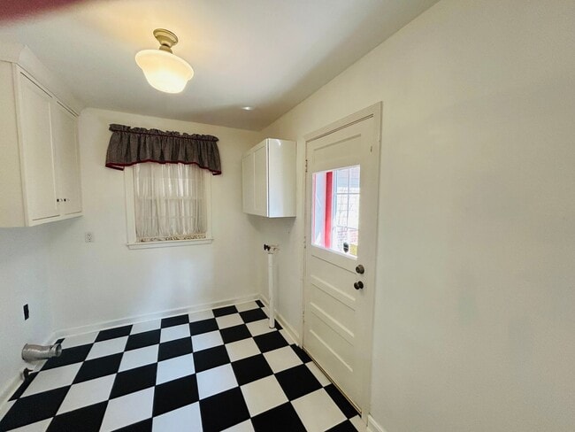 Building Photo - Absolutely gorgeous, remodeled home in beautiful location in Midtown Tulsa