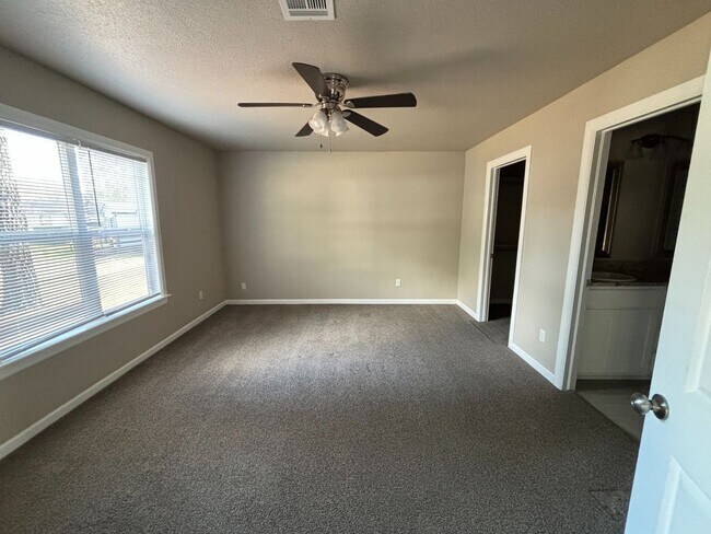 Building Photo - Large 4-bedroom, 2-bathroom home