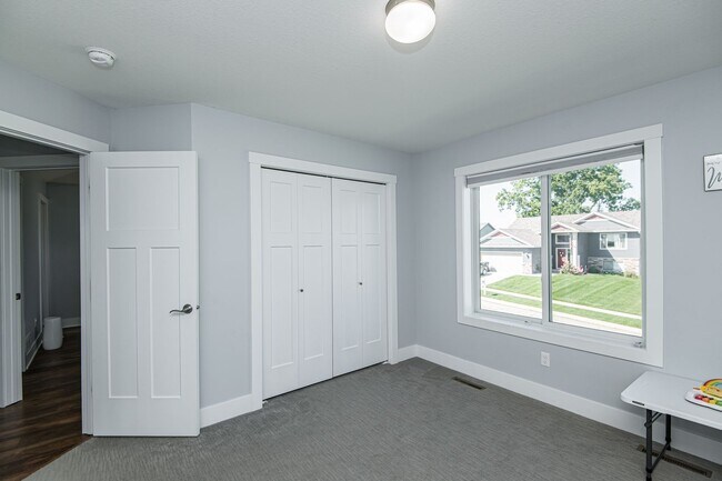 Building Photo - Gorgeous, spacious home on beautiful count...