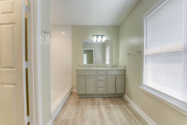 Building Photo - Gorgeous renovation!