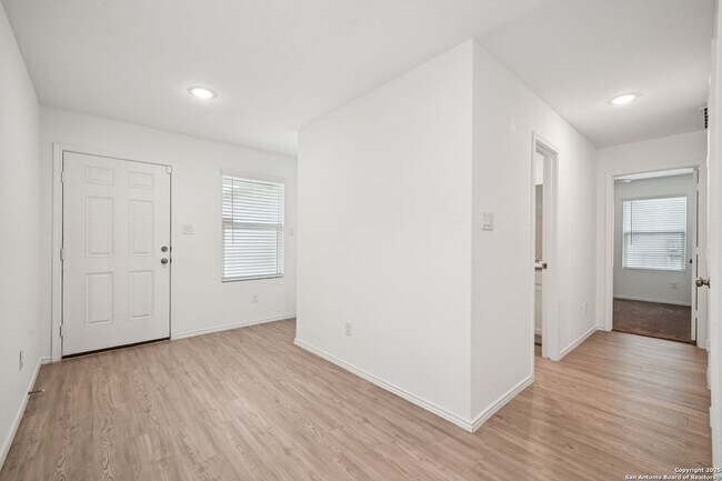 Building Photo - BEAUTIFUL 4-BEDROOM HOME AT THE SILOS