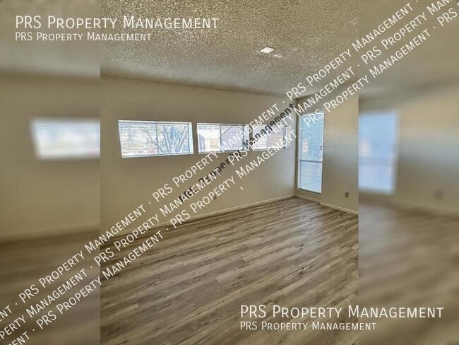 Building Photo - 2652 E Oakleaf Dr